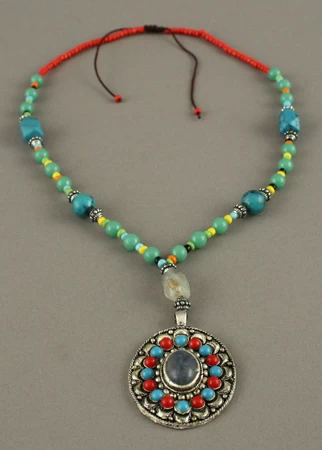 Collier Ethnique Pierres Et Métal Argenté Amalia – Image 3